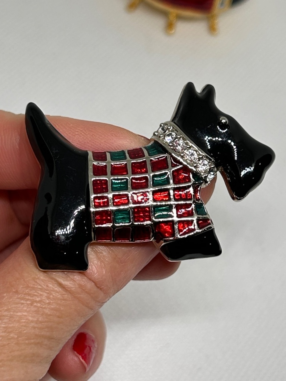 Vintage Black Scottie Dog Brooch with Red & Green Enamel and Rhinestone Collar - Picture 4 of 4
